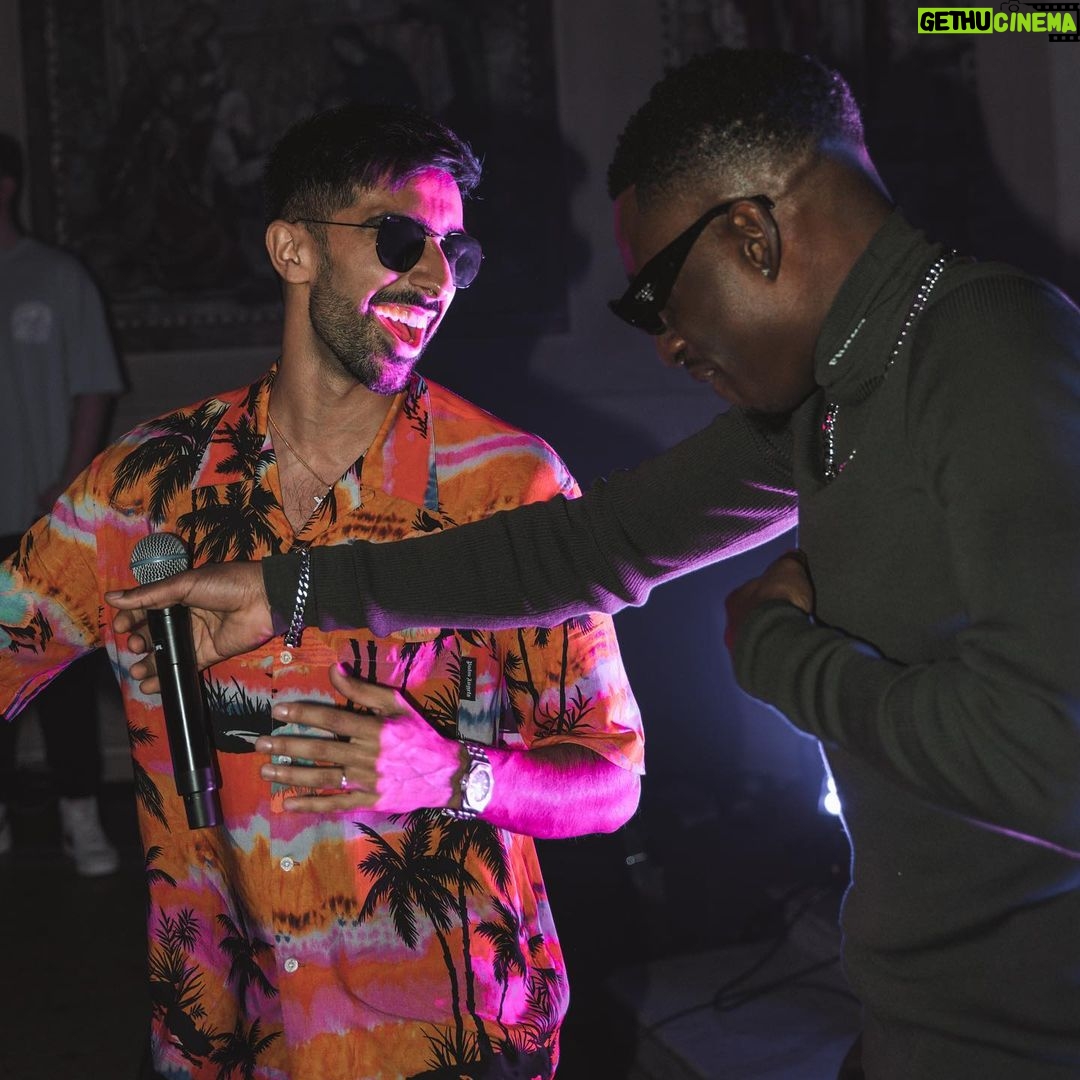 Tobi Brown Instagram - Chilling with your favourite DJ 🤷🏿♂️ London, United Kingdom