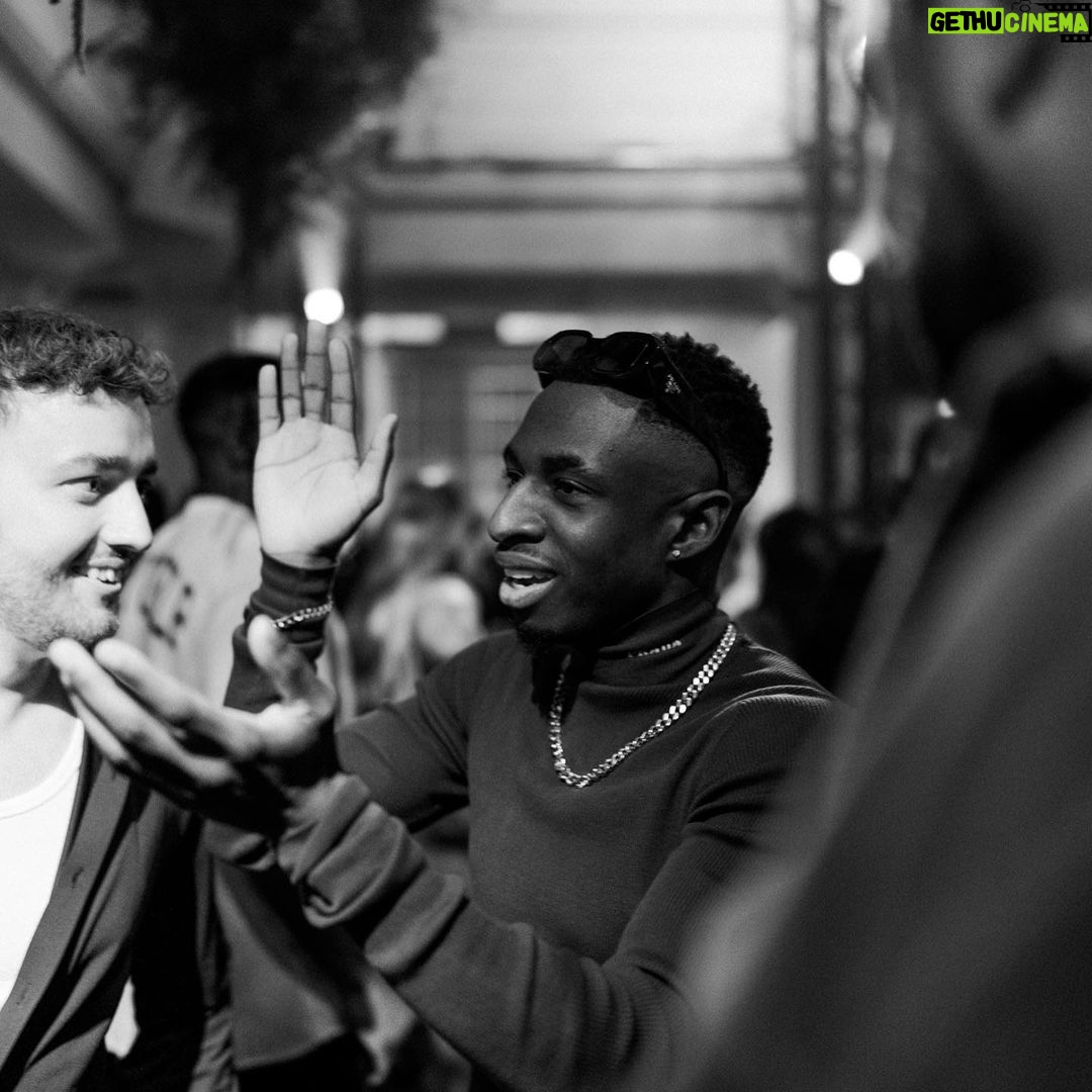 Tobi Brown Instagram - Chilling with your favourite DJ 🤷🏿♂️ London, United Kingdom
