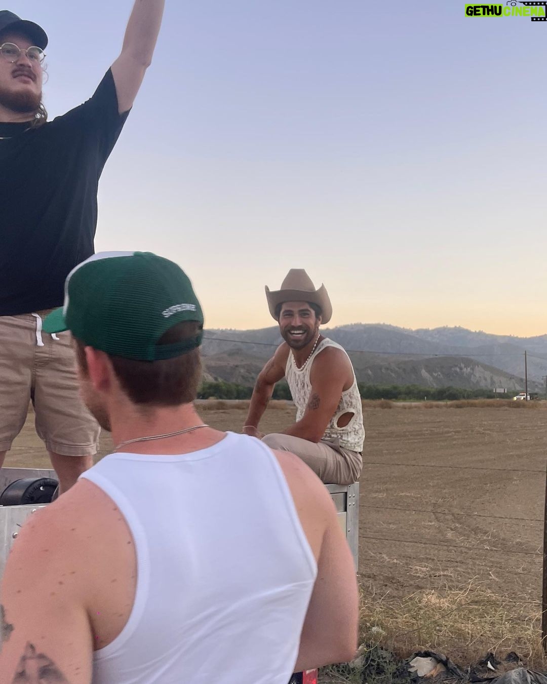 Todd Smith Instagram - POST LABOR DAY THANKS TO EVERYONe INVOLVED MAKING THIS SONG/VIDEO, ily.,, 🌸🫶🏽 @charliesnydahh @ferris.mohd @mitchellkennardfrancis @garrettgmg @griffclawson @tienphotographer @sammilsmith