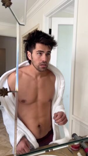 Todd Smith Instagram - i’m a dirty boy but i keep myself clean with @dovemencare 🤯#ManCareMonday #DoveMenCarePartner