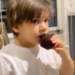 Tolgahan Sayışman Instagram – O küçük bir çikolata canavarı 🍫🧿