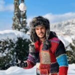 Tolgahan Sayışman Instagram – Bakmayınız böyle poz verdiğime pek aram yok karlı havalarla …⛄️
