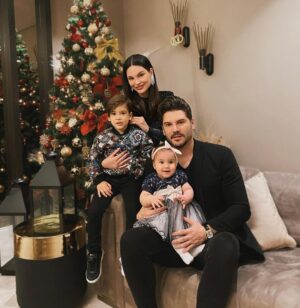 Tolgahan Sayışman Instagram - 2022’nin ilk gününde sizleri benim küçük calimerom 🐣 Alina ❤️ ile tanıştırayım (Evet aynı annesi 😀).Herkese önce sağlık sonrasında gönlünden gecen her dileğin gercekleşeceği bir sene temenni ediyorum.🤲 Mutlu Yıllar 🎁🎈