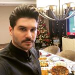 Tolgahan Sayışman Instagram - Ben: Asıl özgürlük 40’ında başlar?? 🦾 40’lar kulübü: Tabii tabii ama yinede çok şaapma sen 😎