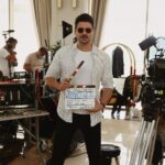 Tolgahan Sayışman Instagram - Aylarca emek verip, uzun ve özverili hazırlıklar sonrası ; 5 haftada Antalya ve İstanbul’da çekimlerini yaptığımız Han Medya’nın ilk sinema filmi AYNASIZ HALUK ’ un👮🏻‍♂️ çekimleri tamamlandı 🎬 … şimdi sıra kurgu, montaj , müzik vs detayları tamamlamak ve en kısa zamanda izleyici ile buluşturmak 🎥 … Bizler çok heyecanlıyız… Sizlerin beğenisi de emeğimizin en güzel ödülü olacak 🤲🧿 Rixos Premium Belek