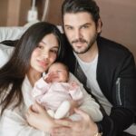 Tolgahan Sayışman Instagram – Sizi gönlümüzün prensesi 👸 Alina ile tanıştıralım.❤️🎈Kendisi bugün 40 günlük oldu 🤲 (Fotoğraf doğduğu günden)