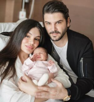 Tolgahan Sayışman Instagram - Sizi gönlümüzün prensesi 👸 Alina ile tanıştıralım.❤️🎈Kendisi bugün 40 günlük oldu 🤲 (Fotoğraf doğduğu günden)