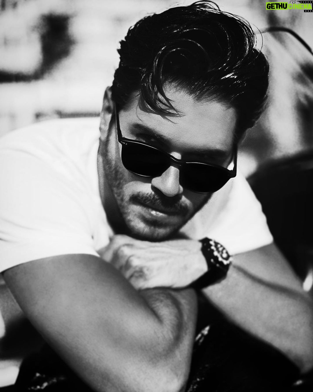 Tolgahan Sayışman Instagram - The world is mine mı yine ? ...