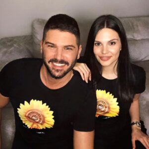 Tolgahan Sayışman Instagram - Ti vesh nje luledielli, femijet kane nje mundesi me shume! 🌻 
Ju ftojme te gjitheve te merrni nje bluze me 🌻luledielli per bamiresi www.youareasunflower.com @you_are_a_sunflower 💛