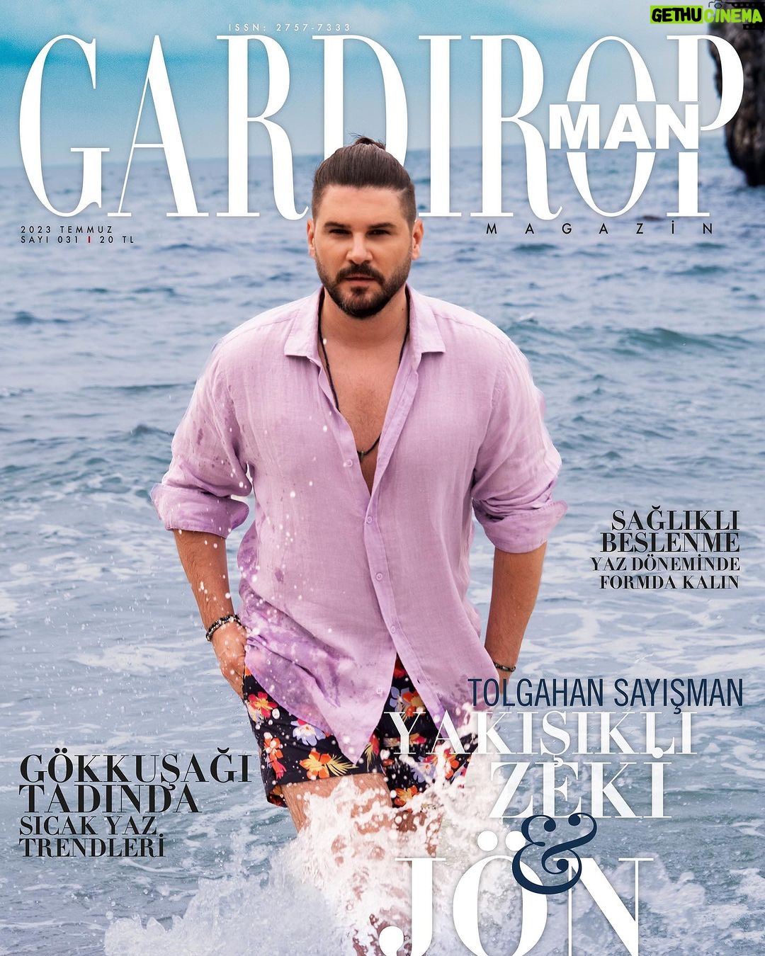Tolgahan Sayışman Instagram - Tolgahan Sayışman: Zeki, Yakışıklı ve Jön “İyi oyuncu olmanın tabii ki yetenek ile ilgili bir kodu olsa da buna çok ama çok çalışmak, aşırı konsantrasyon, motivasyon ve işini çok sevmek eklenirse her insan kendi yeteneğini bulunduğu noktadan yukarı taşıyabilir.” diyen Tolgahan Sayışman ile sahilde nefis bir çekime imza attık. Röportajımızda oyunculuk kariyeri, hayata bakış açısı ve ilgi alanları hakkında konuştuk. ✨ @tolgahansayisman @gardiropmagazin #gardiropmagazin #tolgahansayışman Yayınlar Direktörü: @gulay_ozdemir Genel Yayın Yönetmeni: @caglakucukdereli Fotoğraflar: @emreyunusoglu_ Video: @unalavcii Styling: @sedassolmaz Kapak Kıyafeti: @dagicomtr Saç: @ademterzibarbersclub Makyaj: @mua.pelintamkosar Kurumsal İletişim: @mine.gunduz Marka İletişimi: @yoncayalki Fotoğraf Asistanı: @berrakbaspinar Mekan: @peacockbeachclub Teşekkürler @talentomenajerlik @ecegurol @ecebbolukbas