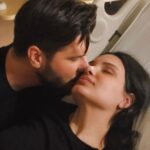 Tolgahan Sayışman Instagram - Benim dünyalar güzeli aşkım; ilk anneler günün kutlu olsun ❤️ .Bir doğuma şahitlik etmek,bu mucizeye tanık olmak;kelimelerle anlatılacak,tarifi yapılabilecek bir duygu değilmiş.Sadece eşim’e değil; inanın bütün annelere olan sevgim ve saygım 2 kat arttı! Tabiki sadece doğurmak değil; sevgiyle büyütmek, yetiştimek de takdire şayan bir erdem.Annelerimiz ile ilgili söylenecek, övgü dolu daha çok söz var. Ben lafı daha fazla uzatmadan ; bütün Annelerimizin bu özel gününü en içten dileklerimle kutlar,mübarek ellerinizden öperim.❤️🤱🏻 “Cennet annelerin ayakları altındadır.” Acıbadem Altunizade Hastanesi