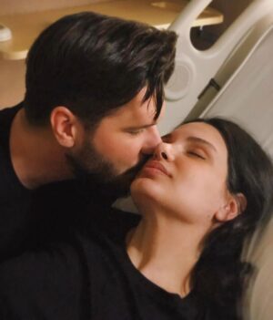Tolgahan Sayışman Instagram - Benim dünyalar güzeli aşkım; ilk anneler günün kutlu olsun ❤️ .Bir doğuma şahitlik etmek,bu mucizeye tanık olmak;kelimelerle anlatılacak,tarifi yapılabilecek bir duygu değilmiş.Sadece eşim’e değil; inanın bütün  annelere olan sevgim ve saygım 2 kat arttı! Tabiki sadece doğurmak değil; sevgiyle büyütmek, yetiştimek de takdire şayan bir erdem.Annelerimiz ile ilgili söylenecek, övgü dolu daha çok söz var. Ben lafı daha fazla uzatmadan ; bütün Annelerimizin bu özel gününü en içten dileklerimle kutlar,mübarek ellerinizden öperim.❤️🤱🏻 “Cennet annelerin ayakları altındadır.”