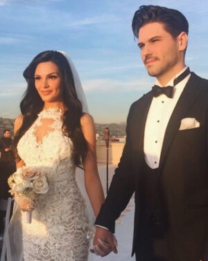 Tolgahan Sayışman Instagram - İyi ki doğdun iyi ki varsın benim dünyalar güzelim ❤️ hayatının geri kalanı yüreğinin güzelliği gibi sevgi dolu geçsin. Doğum günün  ve evlilik yıldönünümüz kutlu olsun.Birlikte nice yaşlara nice güzel yıllara inşallah ❤️💐