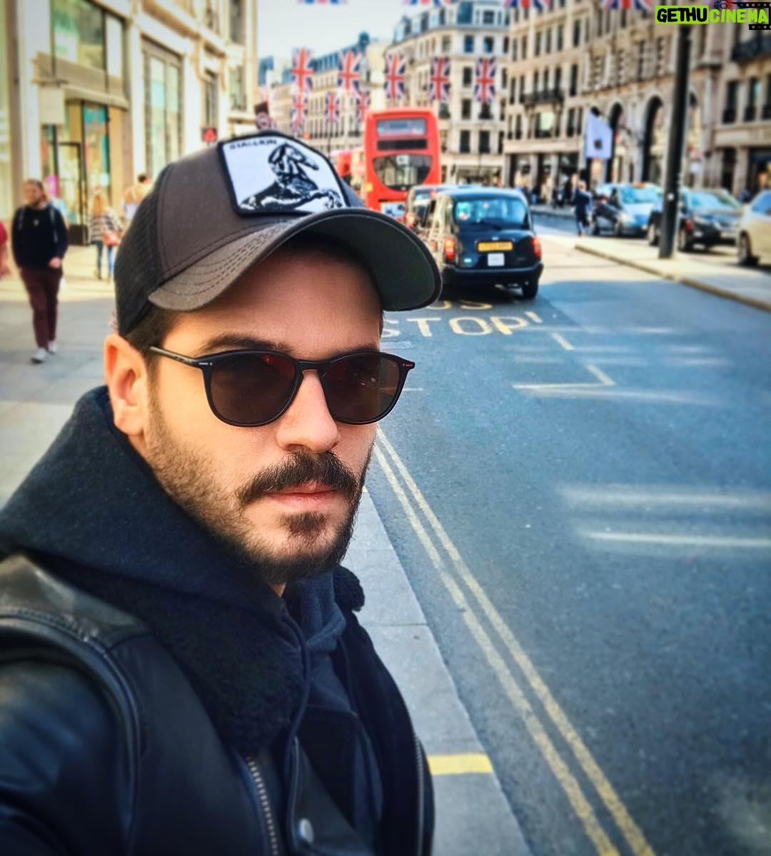 Tolgahan Sayışman Instagram - Piccadilly Circus