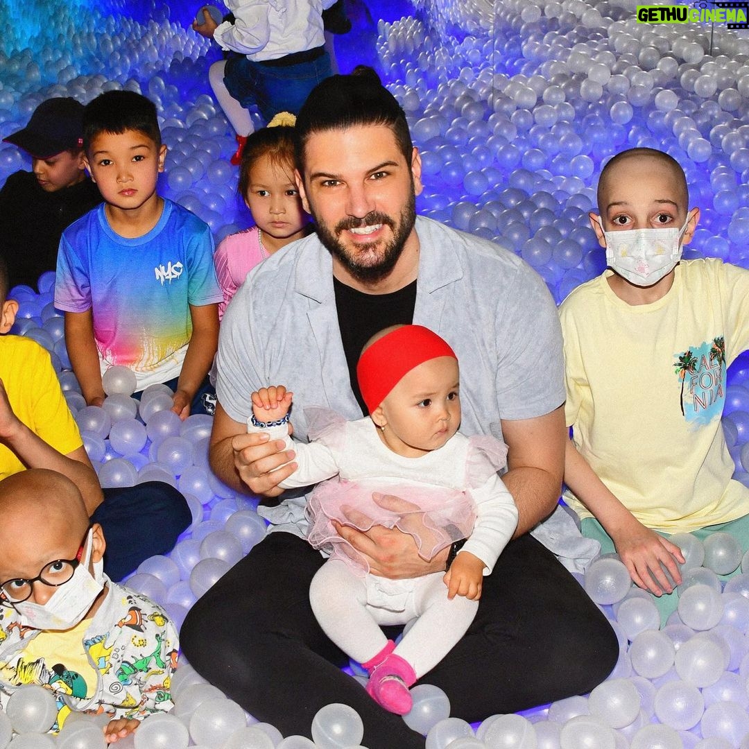 Tolgahan Sayışman Instagram - Bu evlatlarımız uzun süredir Medipol Mega Hastanesinde Hematoloji ve Onkoloji bölümlerinde yoğun tedavi görüyor. Benim için hastalıkların en iyi ilacı moraldir. Evlatlarımıza ufakta olsa moral olmaya çalıştım.Onların yüzünün güldüğünü görmek beni daha da mutlu ediyor. Buradan çocuklarımızın tedavi sürecinde canla başla mücadele veren hocalarımıza çok teşekkür ederim. Watergarden İstanbul