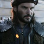 Tolgahan Sayışman Instagram – Solaklar ; Yeniçeri ocağına I. Bayezid döneminde (1389-1402) katılmış olup Fatih Kanunnamesi ile saltanat alaylarında padişahın yakın çevresinde koruma olarak yer alması öngörülmüştür.Üstün savaş yetenekleri ile Yeniçeri ocağı içerisinde ayrı bir öneme sahiptir.