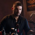 Tolgahan Sayışman Instagram – Hem yapımcılığını üstlendiğim hem de oynadığım “Arjen” isimli dizimizin çekimlerine büyük bir heyecan ve tutku ile başladık. “Arjen” çok yakında @gain de.