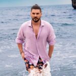 Tolgahan Sayışman Instagram – Tolgahan Sayışman: Zeki, Yakışıklı ve Jön
“İyi oyuncu olmanın tabii ki yetenek ile ilgili bir kodu olsa da buna çok ama çok çalışmak, aşırı konsantrasyon, motivasyon ve işini çok sevmek eklenirse her insan kendi yeteneğini bulunduğu noktadan yukarı taşıyabilir.” diyen Tolgahan Sayışman ile sahilde nefis bir çekime imza attık. Röportajımızda oyunculuk kariyeri, hayata bakış açısı ve ilgi alanları hakkında konuştuk. ✨
@tolgahansayisman @gardiropmagazin #gardiropmagazin 
 
#tolgahansayışman
Yayınlar Direktörü: @gulay_ozdemir 
Genel Yayın Yönetmeni: @caglakucukdereli 
Fotoğraflar: @emreyunusoglu_
Video: @unalavcii 
Styling: @sedassolmaz 
Kapak Kıyafeti: @dagicomtr
Saç: @ademterzibarbersclub 
Makyaj: @mua.pelintamkosar
Kurumsal İletişim: @mine.gunduz
Marka İletişimi: @yoncayalki
Fotoğraf Asistanı: @berrakbaspinar
Mekan: @peacockbeachclub
Teşekkürler @talentomenajerlik @ecegurol @ecebbolukbas