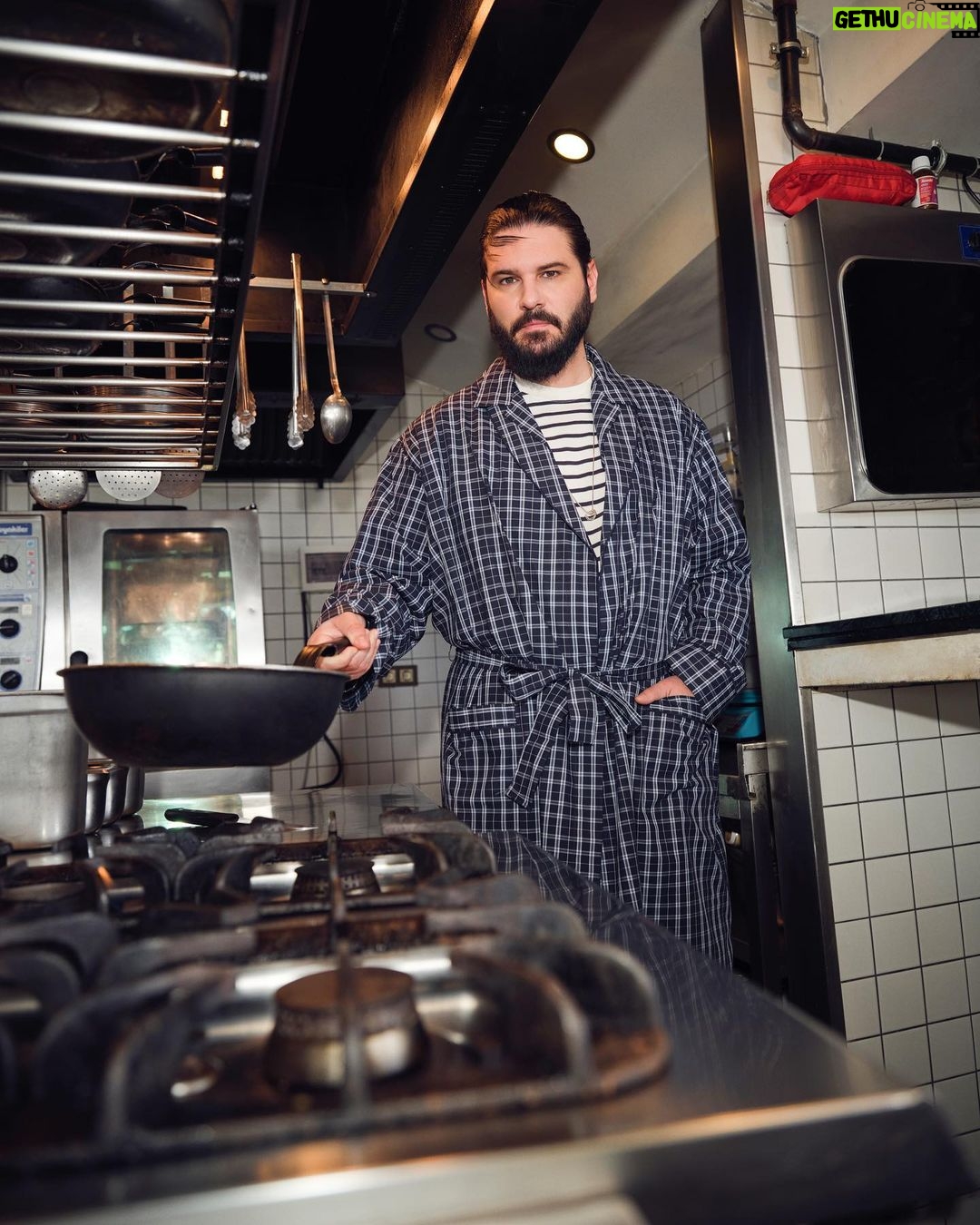 Tolgahan Sayışman Instagram - Genel Yayın Yönetmeni, Röportaj: @timurcanersoy Fotoğraf: @baran__altindag @artplusistanbul Styling: @nedaisbilirr Saç: @akbulutmurat @muartagency Makyaj: @zeynepturan.x @muartagency Fotoğraf Asistanı: @bymehmetkurt @artplusistanbul Prodüksiyon Asistanı: @ygtinl Mekan: @theartisanistanbul Teşekkürler @sefkatpeker @talentomenajerlik @karpooz @ismailpolatt @oberon.comm