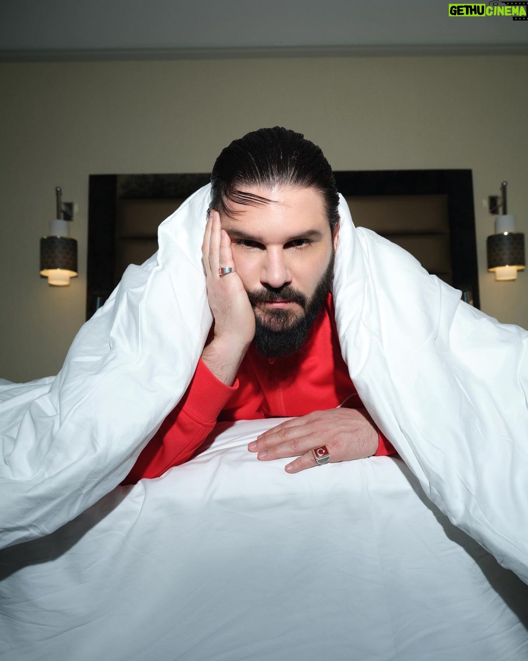 Tolgahan Sayışman Instagram - Genel Yayın Yönetmeni, Röportaj: @timurcanersoy Fotoğraf: @baran__altindag @artplusistanbul Styling: @nedaisbilirr Saç: @akbulutmurat @muartagency Makyaj: @zeynepturan.x @muartagency Fotoğraf Asistanı: @bymehmetkurt @artplusistanbul Prodüksiyon Asistanı: @ygtinl Mekan: @theartisanistanbul Teşekkürler @sefkatpeker @talentomenajerlik @karpooz @ismailpolatt @oberon.comm
