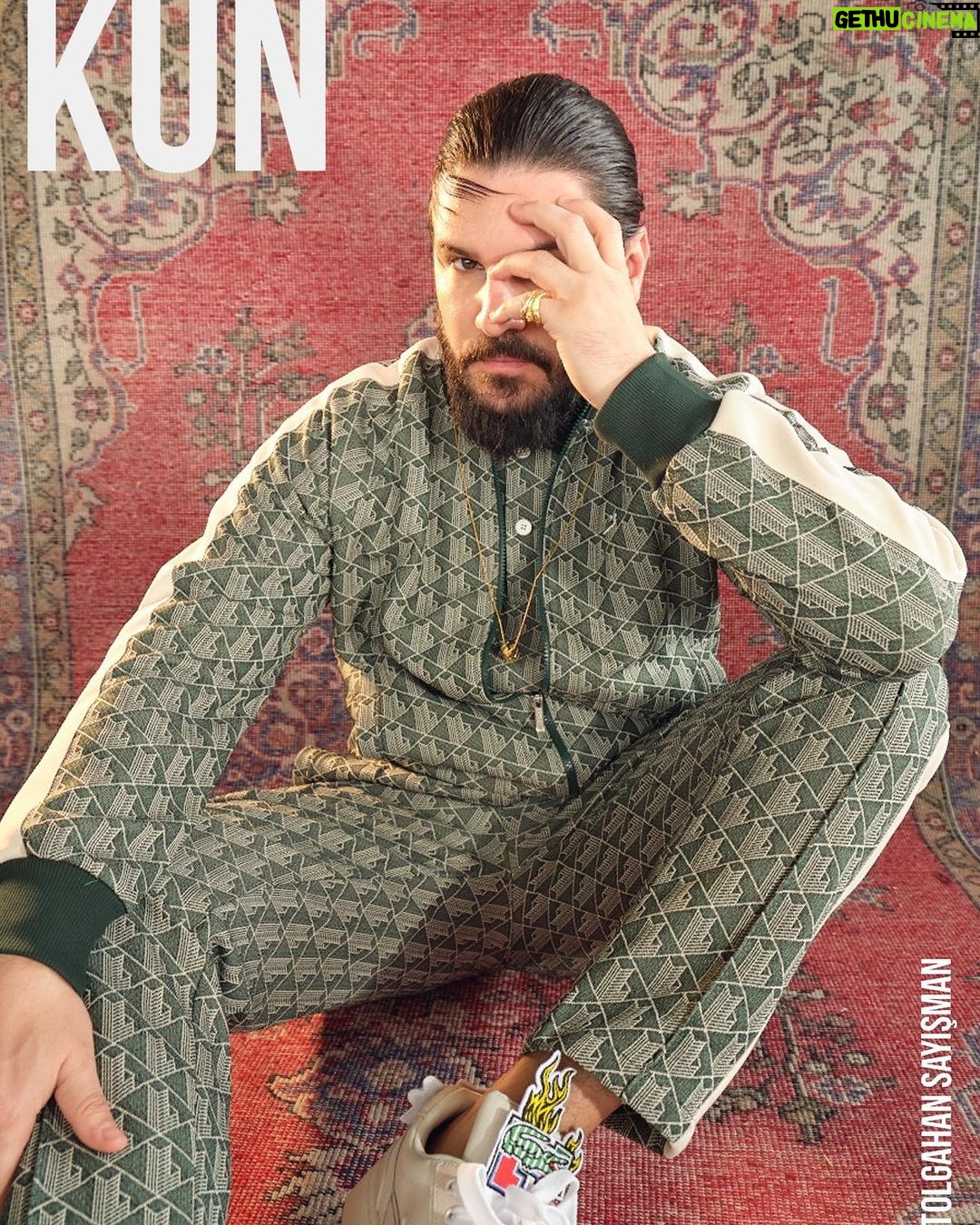 Tolgahan Sayışman Instagram - Genel Yayın Yönetmeni, Röportaj: @timurcanersoy Fotoğraf: @baran__altindag @artplusistanbul Styling: @nedaisbilirr Saç: @akbulutmurat @muartagency Makyaj: @zeynepturan.x @muartagency Fotoğraf Asistanı: @bymehmetkurt @artplusistanbul Prodüksiyon Asistanı: @ygtinl Mekan: @theartisanistanbul Teşekkürler @sefkatpeker @talentomenajerlik @karpooz @ismailpolatt @oberon.comm