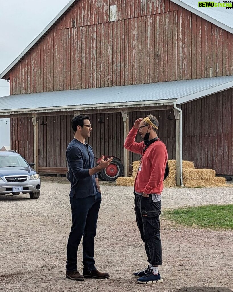 Tom Cavanagh Instagram - Pre-game. 🎭 🎥🎬 My friend @tylerhoechlin and i shoot the breeze in prep for tonight’s Premiere of #Superman&Lois. @cwsupermanandlois