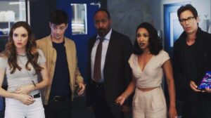 Tom Cavanagh Instagram - Love these people. ⚡️💛
@dpanabaker 
@grantgust 
#jesseLmartin 
@candicekp 
@tha_los 
#flashepisode404 
What are they looking at???
@hartleysawyer 
@cwtheflash