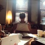 Tom Cavanagh Instagram - Now who could this be... @hartleysawyer @lydiasarks ...Directing Flash 404 @cwtheflash