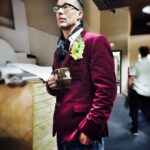 Tom Cavanagh Instagram - Directing outfit for #TheFlash Huge dose of gratitude to the cast of Flash for their tolerance @grantgust @dpanabaker @tha_los @keiynanlonsdale @t22felton @candicekp #jesseLmartin @greydamon @ashleyrickardspowerb To phenom producers @gberlanti and @andrewkreisberg for the opportunity and to Todd Helbing @chipeyt for brotherhood @cadlymack for the script @kimiles for the eye And also @thatkevinsmith cuz he's KevinSmith Photo by my friend GavinDeWest @zigzagzorg