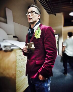Tom Cavanagh Instagram - Directing outfit for #TheFlash

Huge dose of gratitude to the cast of Flash for their tolerance
@grantgust @dpanabaker @tha_los  @keiynanlonsdale @t22felton @candicekp #jesseLmartin @greydamon @ashleyrickardspowerb 
To phenom producers @gberlanti and @andrewkreisberg for the opportunity and to Todd Helbing @chipeyt for brotherhood 
@cadlymack for the script 
@kimiles for the eye 
And also @thatkevinsmith cuz he's KevinSmith 
Photo by my friend GavinDeWest
@zigzagzorg