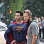 Tom Cavanagh Instagram – Directing @SupermanandLois means teaming up again with this brilliant fellow. His name is @tylerhoechlin and he plays Superman. 
In the photo above he’s the one on the left. 

📷: @IanSamoilDirector