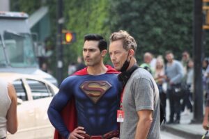 Tom Cavanagh Instagram - Directing @SupermanandLois means teaming up again with this brilliant fellow. His name is @tylerhoechlin and he plays Superman. 
In the photo above he’s the one on the left. 

📷: @IanSamoilDirector