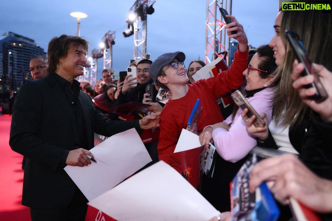 Tom Cruise - 552.7K Likes - It was great to spend my birthday with fans today. Thanks for coming out to the premiere!