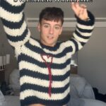 Tom Daley Instagram - KNIT A STRIPED SWEATER WITH ME! 💙🤍 • • I set myself a little challenge to try and make a whole sweater on my 6 hour flight but I ran out of yarn! So had to finish it when I get there! What do you think?