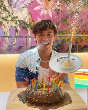 Tom Daley Instagram - 🎉I don’t know about you, but I’m feelin’ 22 (+7) 🥳 💅🏼🙈 🎂