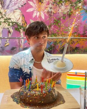 Tom Daley Instagram - 🎉I don’t know about you, but I’m feelin’ 22 (+7) 🥳 💅🏼🙈 🎂