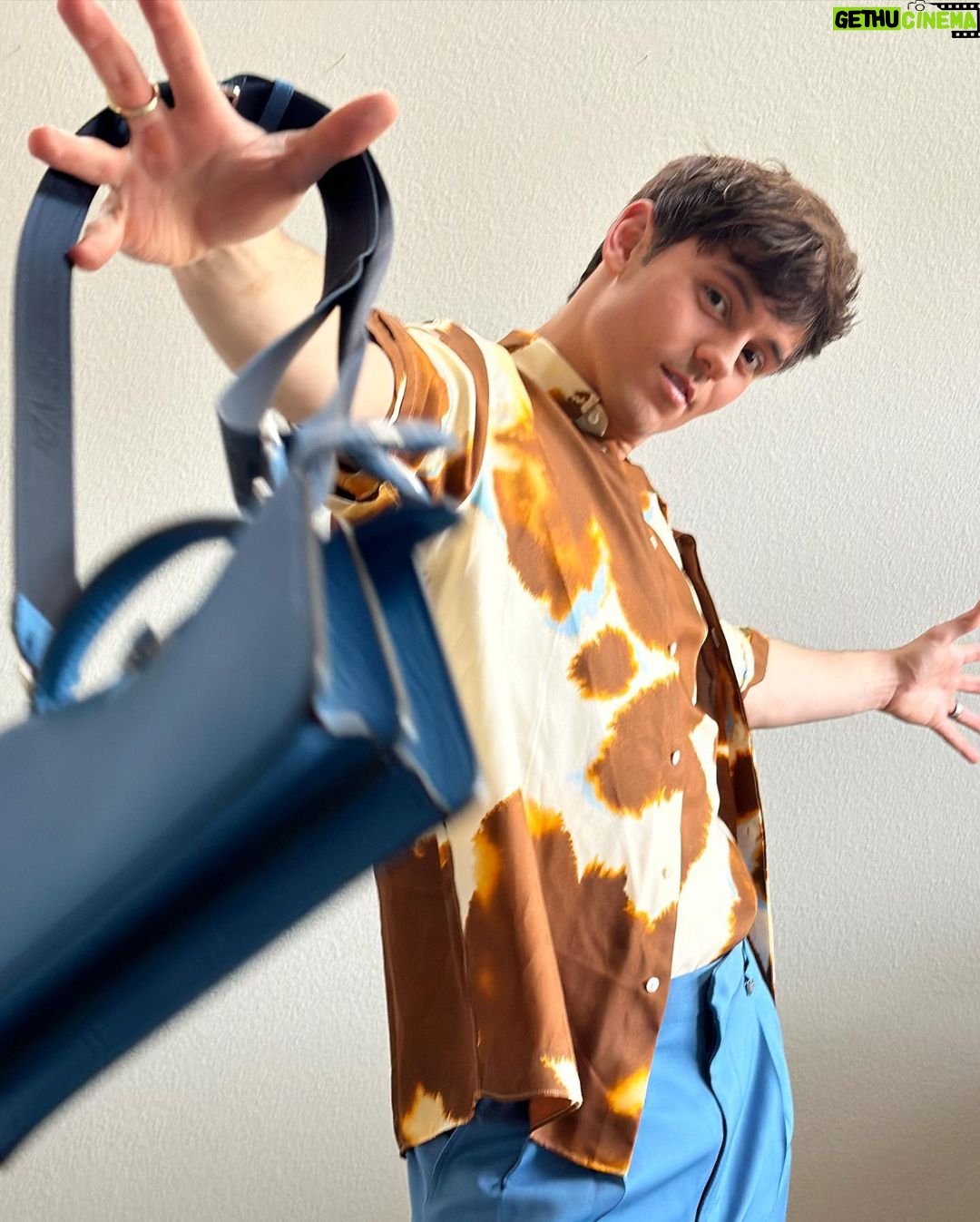 Tom Daley Instagram - PEEKABOO! 👜 • • #fendipeekaboo #inlovewithmyPeekaboo @fendi @silviaventurinifendi @mrkimjones @delfinadelettrez #ad