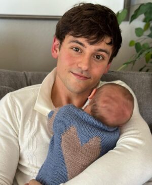 Tom Daley Instagram - 🧡 PHOENIX ROSE BLACK-DALEY 🧡
•
•
Our family has grown in the last week, we welcomed Phoenix to the world on 28/03/23 and he’s just perfect 🧡 Robbie is loving being a BIG BRO! 👨‍👨‍👦‍👦