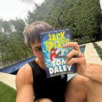Tom Daley Instagram - Less than a week to go until you all get to meet Jack Splash 🌊 Get yours delivered the day it’s out by pre-ordering, all links in bio 👍