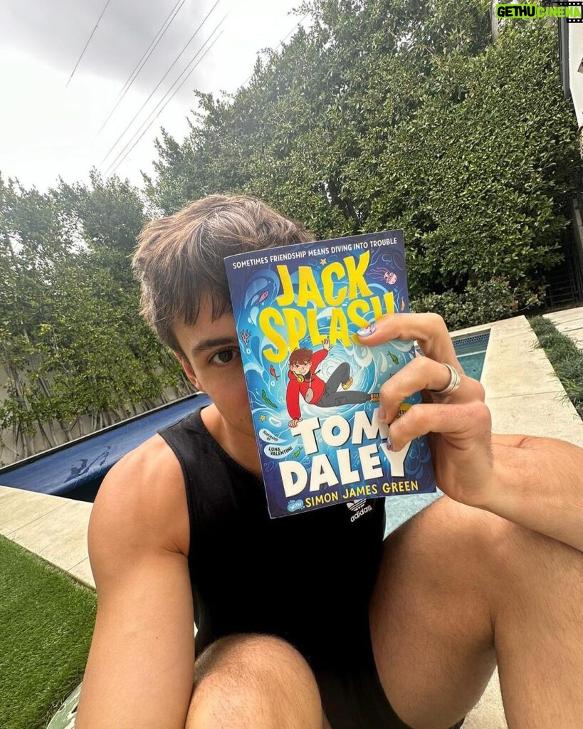 Tom Daley Instagram - Less than a week to go until you all get to meet Jack Splash 🌊 Get yours delivered the day it’s out by pre-ordering, all links in bio 👍