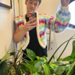 Tom Daley Instagram - ✌️Last year I knitted this for #DrJeanMilburn !! No spoilers but leave a 🧶 in the comments below if you’ve spotted it on #SexEducation Stay Tuned 🧡