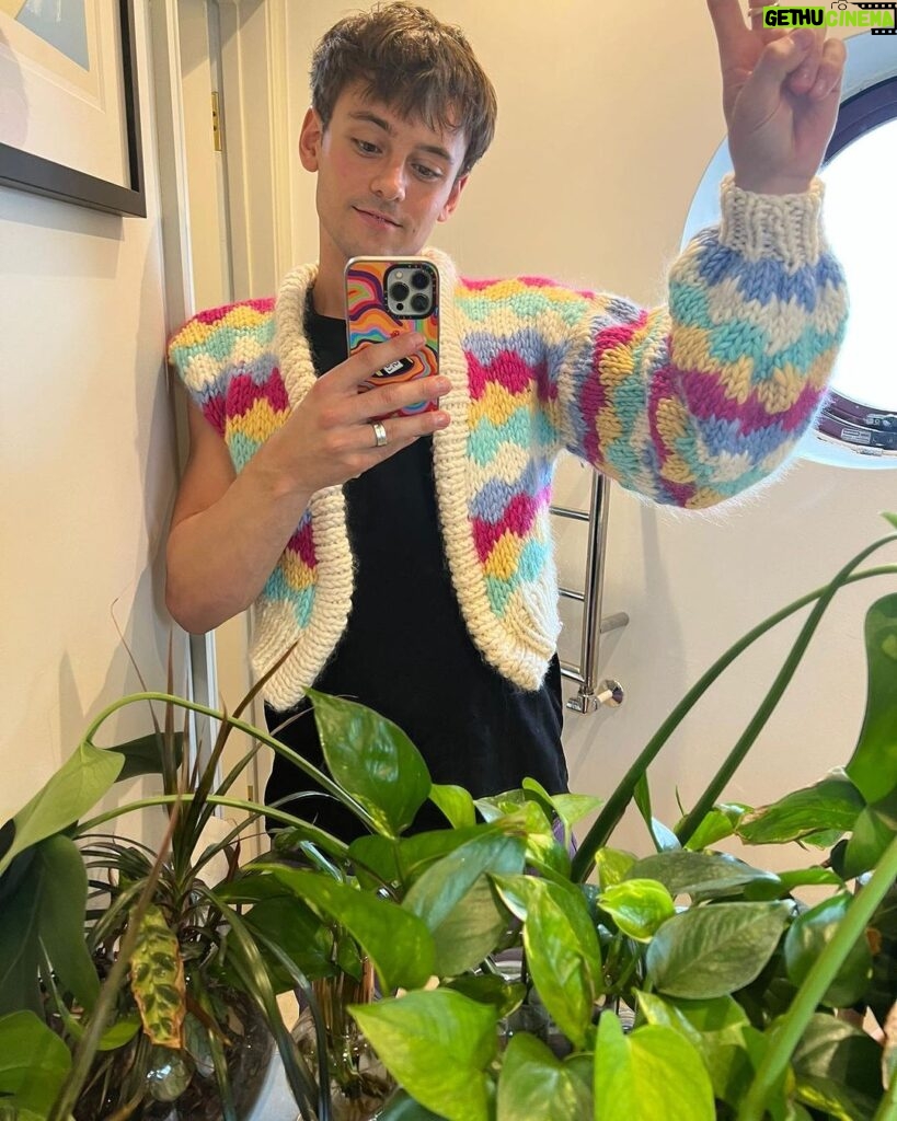 Tom Daley Instagram - ✌️Last year I knitted this for #DrJeanMilburn !! No spoilers but leave a 🧶 in the comments below if you’ve spotted it on #SexEducation Stay Tuned 🧡