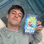 Tom Daley Instagram - Less than a week to go until you all get to meet Jack Splash 🌊 Get yours delivered the day it’s out by pre-ordering, all links in bio 👍