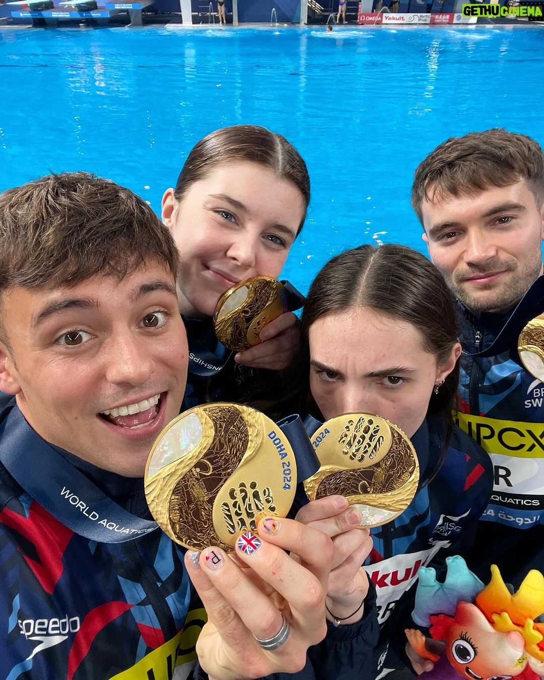 Tom Daley Instagram - 🥇 WORLD CHAMPIONS 🥇 • • Felt good to be back on the international stage for the first time in 2.5 years! WELL DONE TEAM! Next comp is with @noah_w9 on February 8th 💪