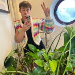 Tom Daley Instagram - ✌️Last year I knitted this for #DrJeanMilburn !! No spoilers but leave a 🧶 in the comments below if you’ve spotted it on #SexEducation Stay Tuned 🧡