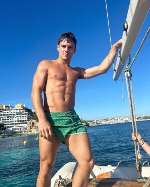 Tom Daley Instagram - OUT ‘N’ ABOAT! ⛵️