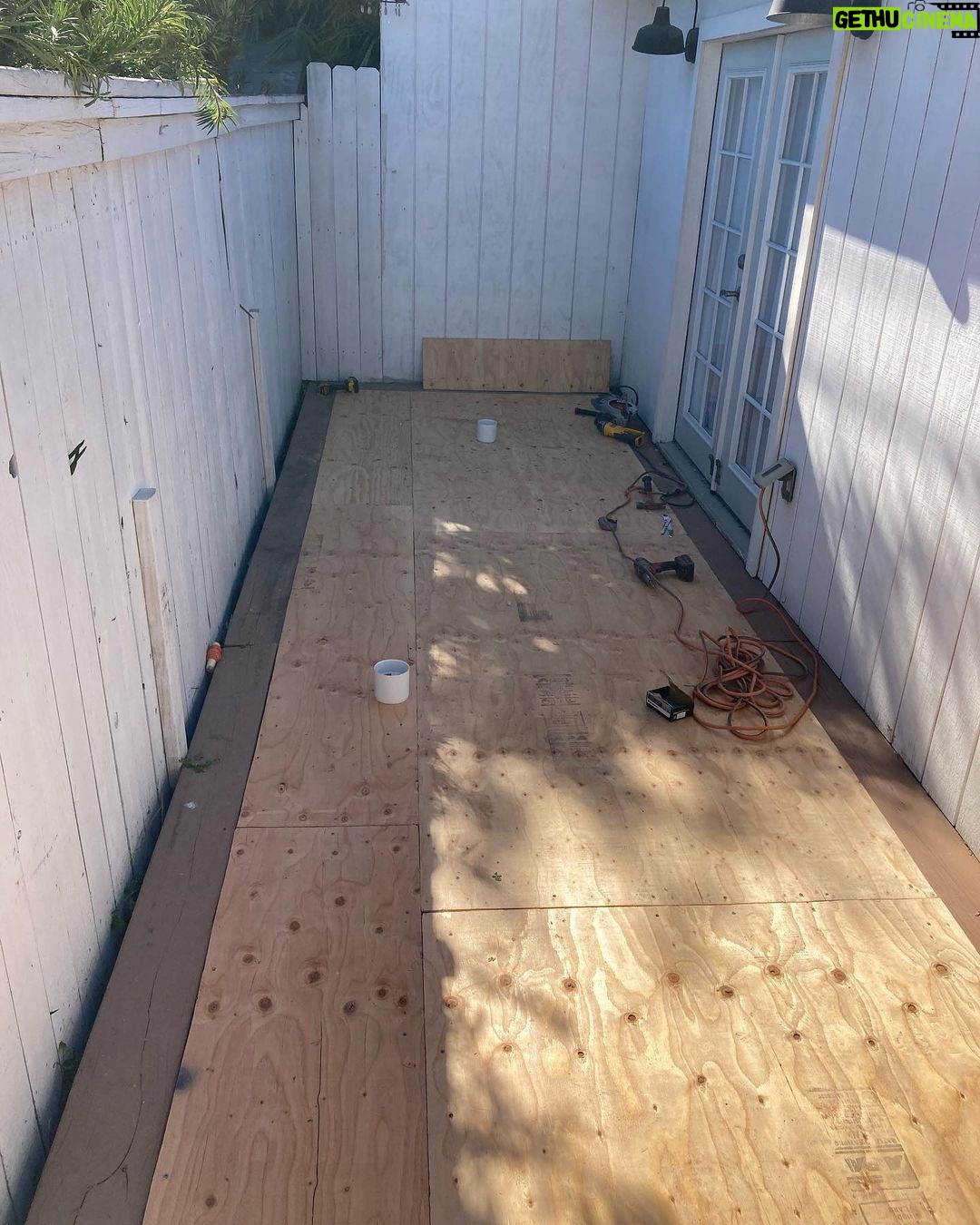 Tom Ellis Instagram - I left my house early this morning and when I got back the amazing team at @california_synturf had turned my tired little deck into a putting green!!!Thank you 🙏🏼 wonderful service from start to finish. Now I just need to get my scoring down ⛳️