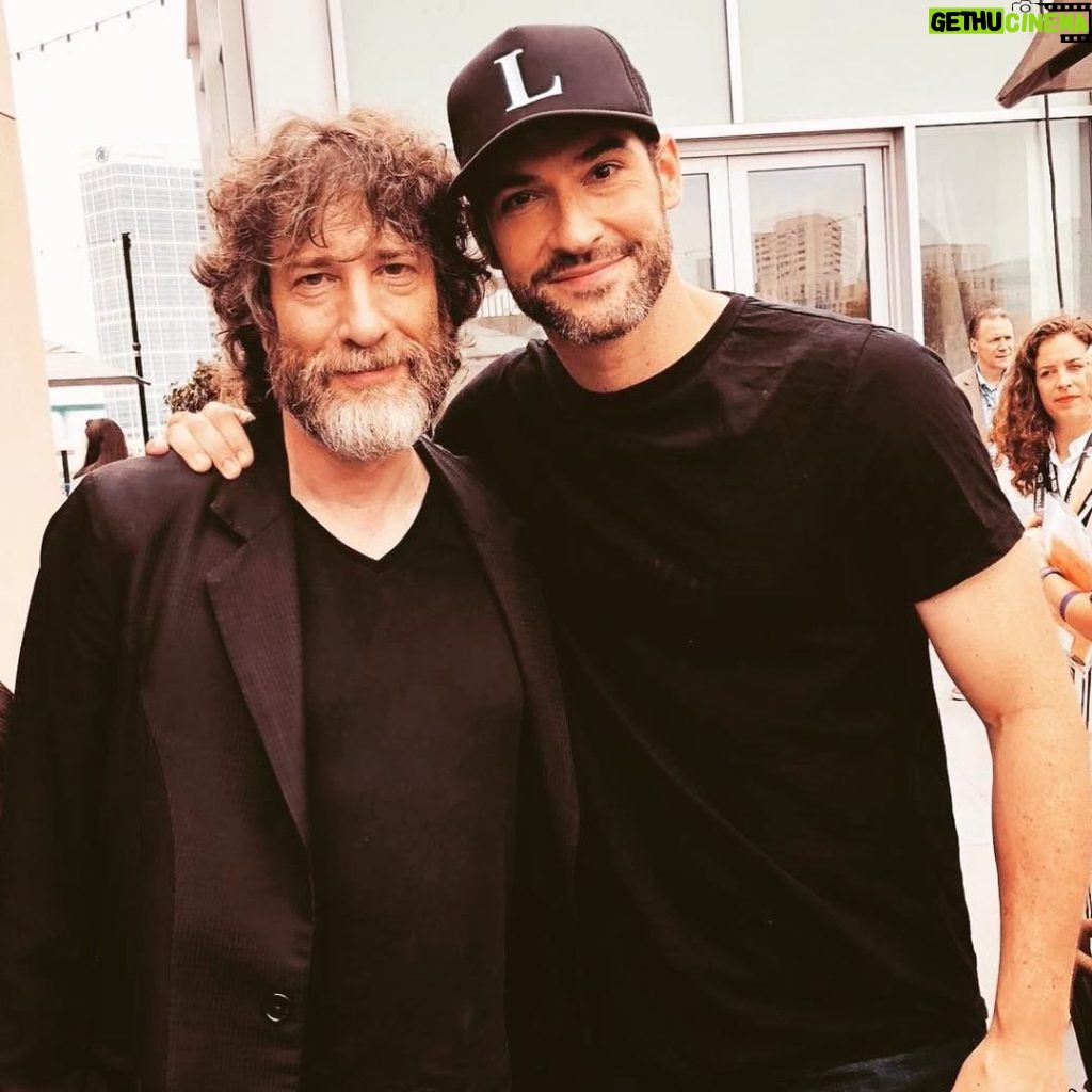 Tom Ellis Instagram - Happiest of Birthdays to the man who’s brain it all started in @neilhimself I hope you’re having a splendid day !!!!! ❤️😈