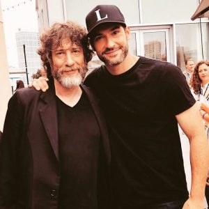 Tom Ellis Instagram - Happiest of Birthdays to the man who’s brain it all started in @neilhimself 
I hope you’re having a splendid day !!!!! ❤️😈