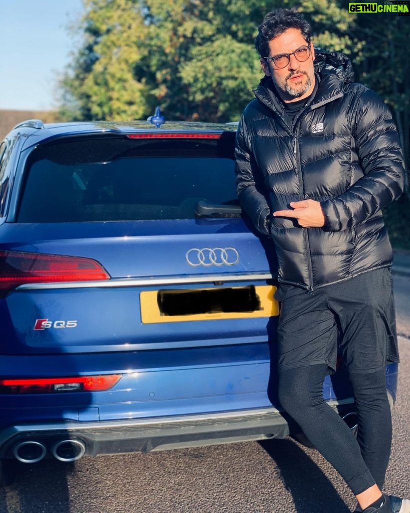 Tom Ellis Instagram - Thank you @audiuk and the lovely @tonyameli for my bright blue Hallowheels!!!!!! A VERY nice ride as always #audiambassador #ad ❤️🚙🎃